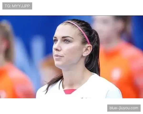 亚历克斯·摩根抱娃逛街那画面，包一抬手就把我半年房租拍飞